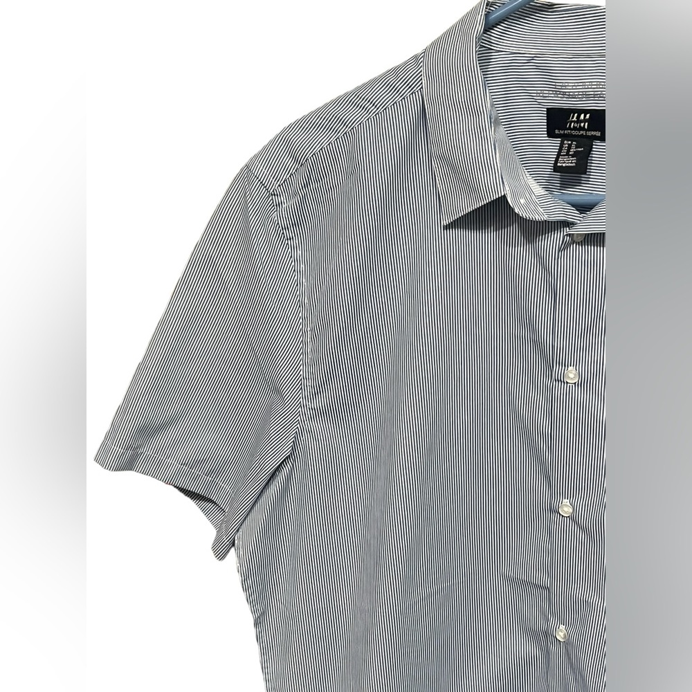 H&M Men’s Short Sleeve Collared Button-Down Shirt - Blue and White Stripes XL - Picture 2 of 6
